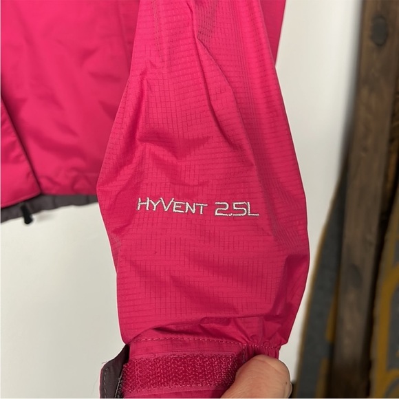 The North Face Stinson Bright Pink Rain Jacket - Picture 5 of 9